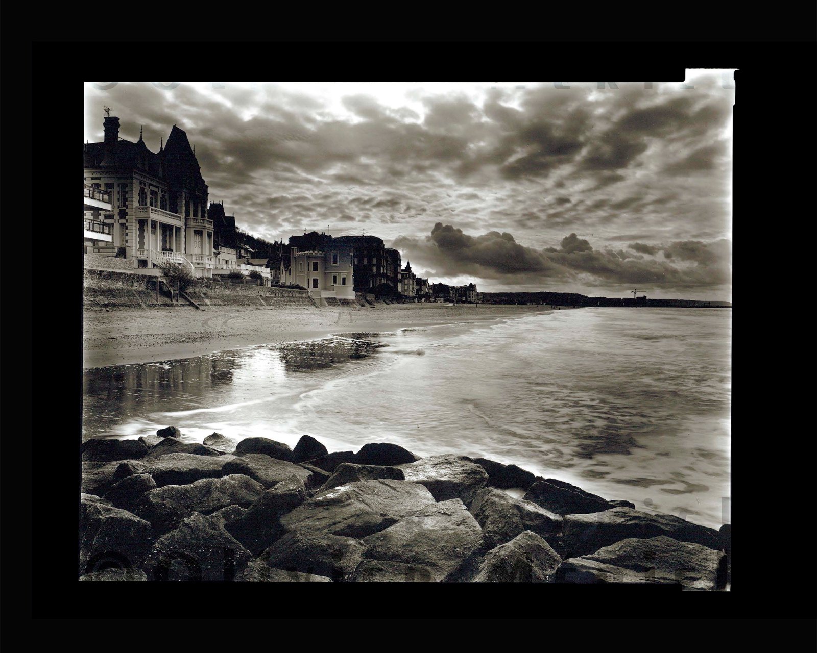 Trouville-sur-Mer : Plage vide, soir d'automne ©OlivierMeriel - galerie lagoelettedugoéland