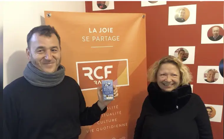 Franck Dumas et Catherine Clemenceau au studio de RCF, avec le jeu Défi Portais, 2019