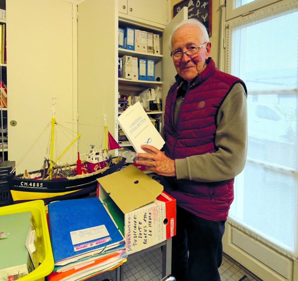 Jean LORILLU parmi ses archives de la grève de 1980, Port-en-Bessin, 7 octobre 2026