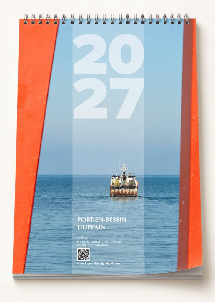 Calendrier de la Goélette 2027, couverture : chalutier en mer devant Port-en-Bessin, photo Catherine Clemenceau